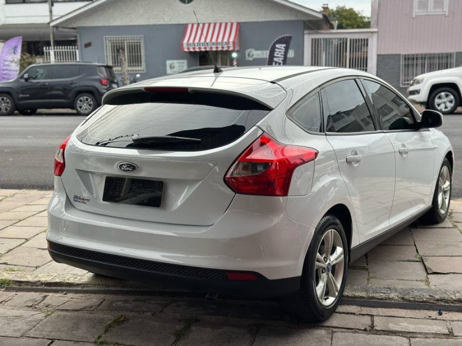 FORD - FOCUS - 2013/2014 - Branca - R$ 54.900,00